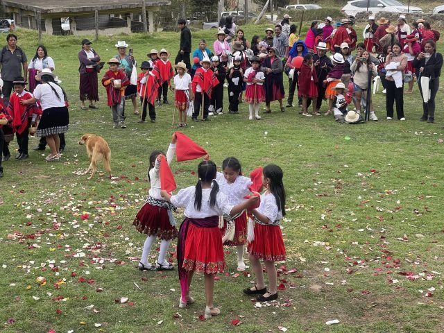 Niñas y niños en la fiesta
