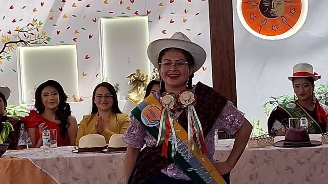 Fotografía: Cholita Jadanense en la elección de la Cholita Gualaceña