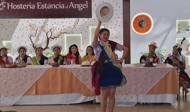 Fotografía: Cholita Jadanense en la elección de la Cholita Gualaceña