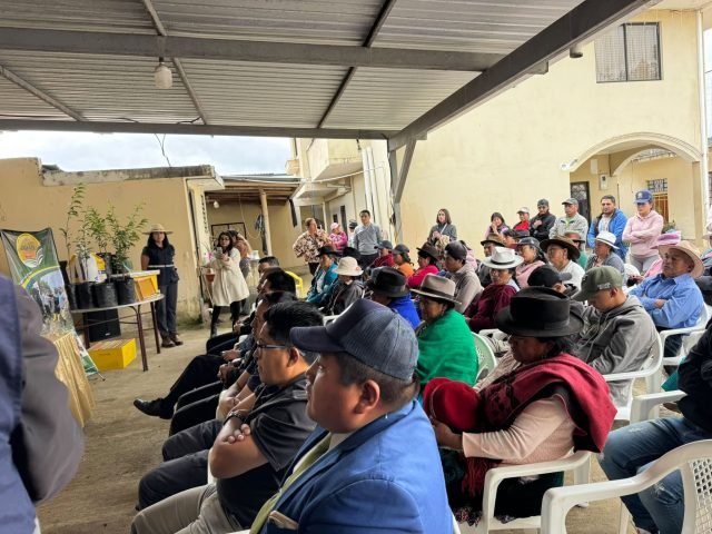 Fotografía: Entrega de insumos apícolas a las asociaciones productivas
