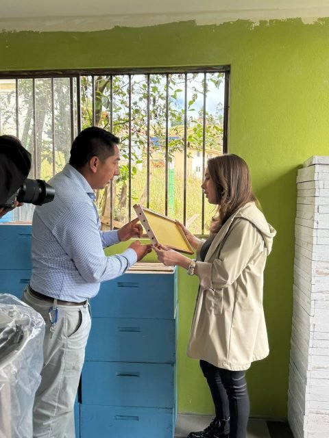 Fotografía: Entrega de insumos apícolas a las asociaciones productivas
