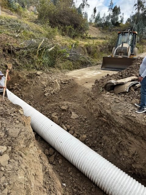 Fotografía: Paso de agua y mantenimiento en la vía Centro Parroquial – La Jarata