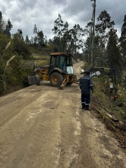Fotografía: Paso de agua y mantenimiento en la vía Centro Parroquial – La Jarata
