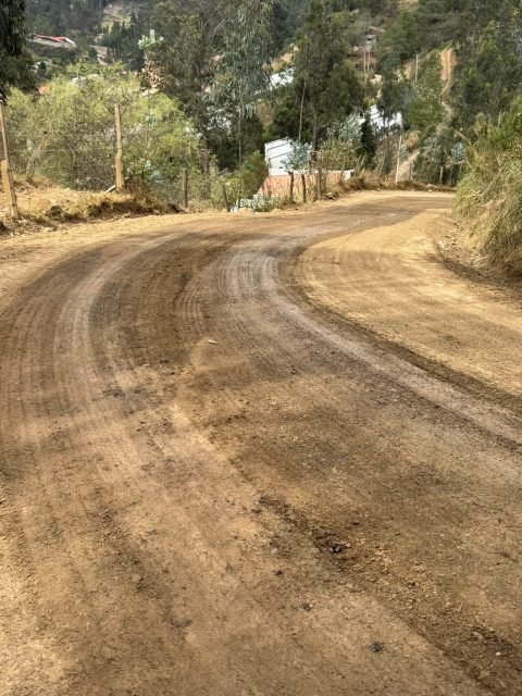Fotografía: Paso de agua y mantenimiento en la vía Centro Parroquial – La Jarata