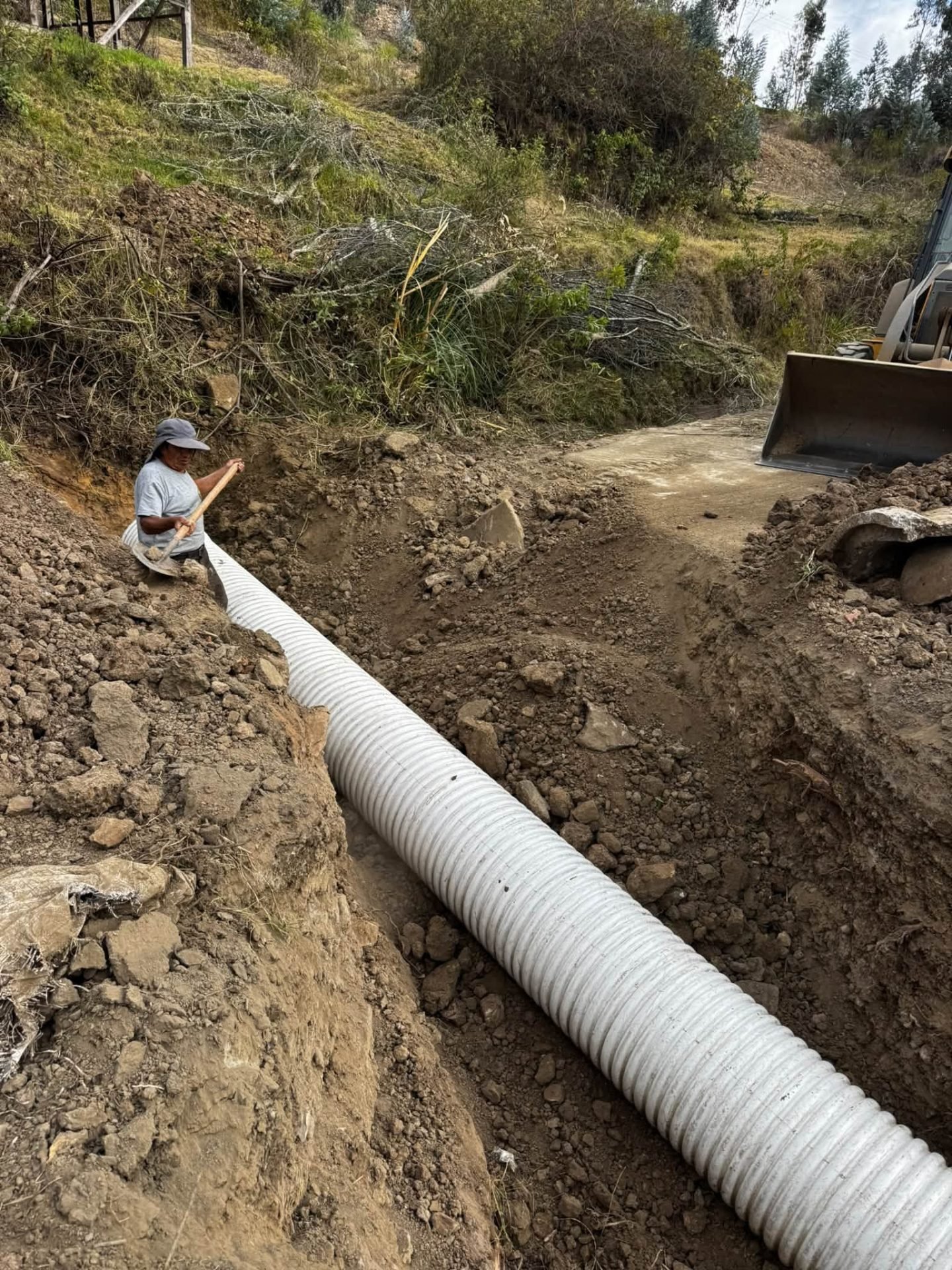 Paso de agua y mantenimiento en la vía Centro Parroquial – La Jarata